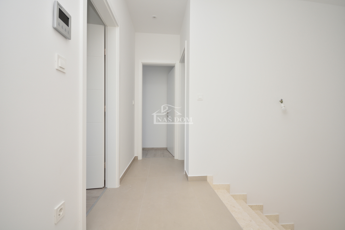 OPPORTUNITÀ: Doppia casa S2 a Vodice – posizione tranquilla, vicinanza a tutti i servizi