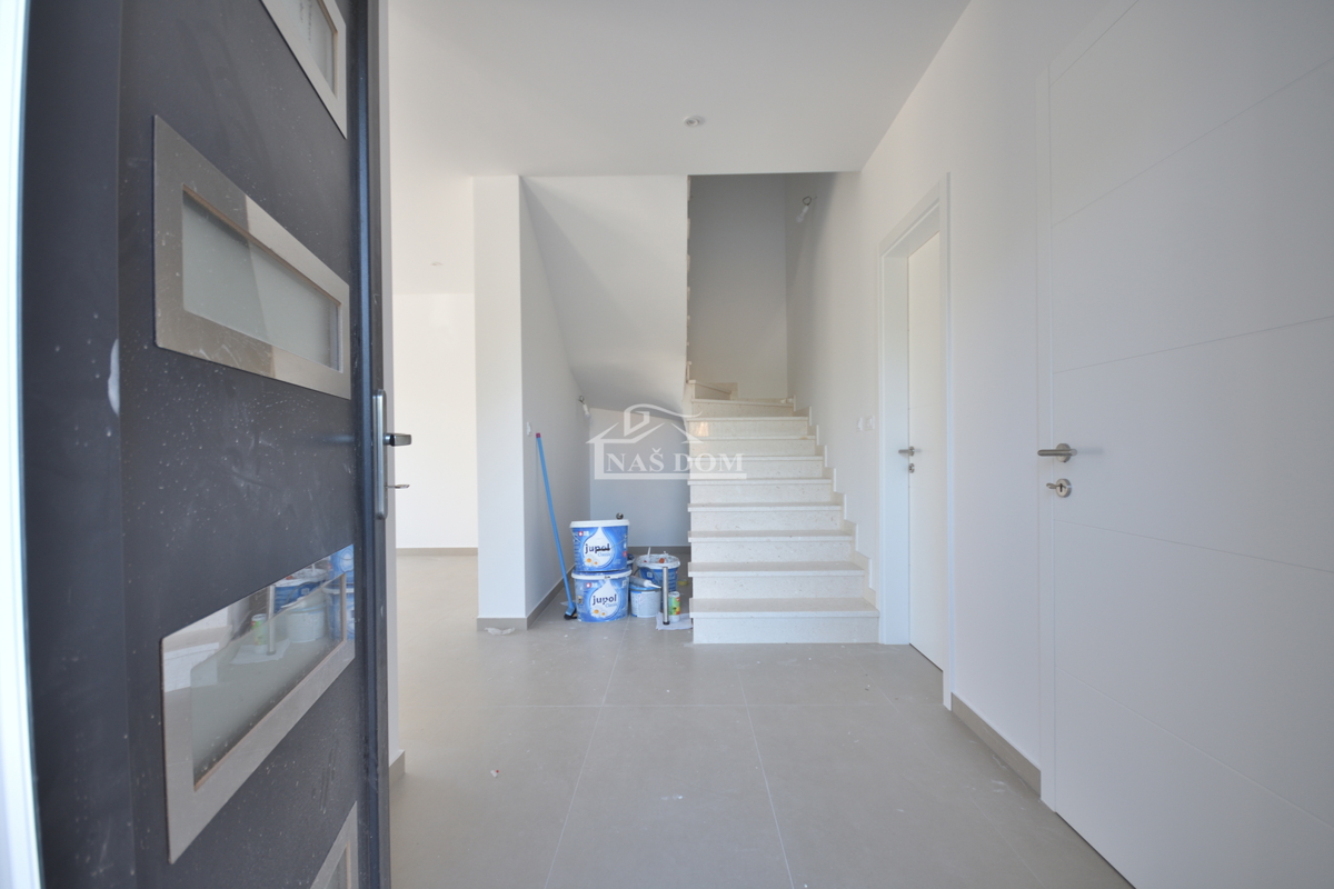 OPPORTUNITÀ: Doppia casa S2 a Vodice – posizione tranquilla, vicinanza a tutti i servizi