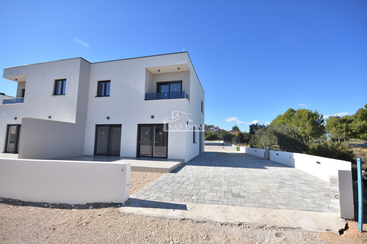 OPPORTUNITÀ: Doppia casa S2 a Vodice – posizione tranquilla, vicinanza a tutti i servizi