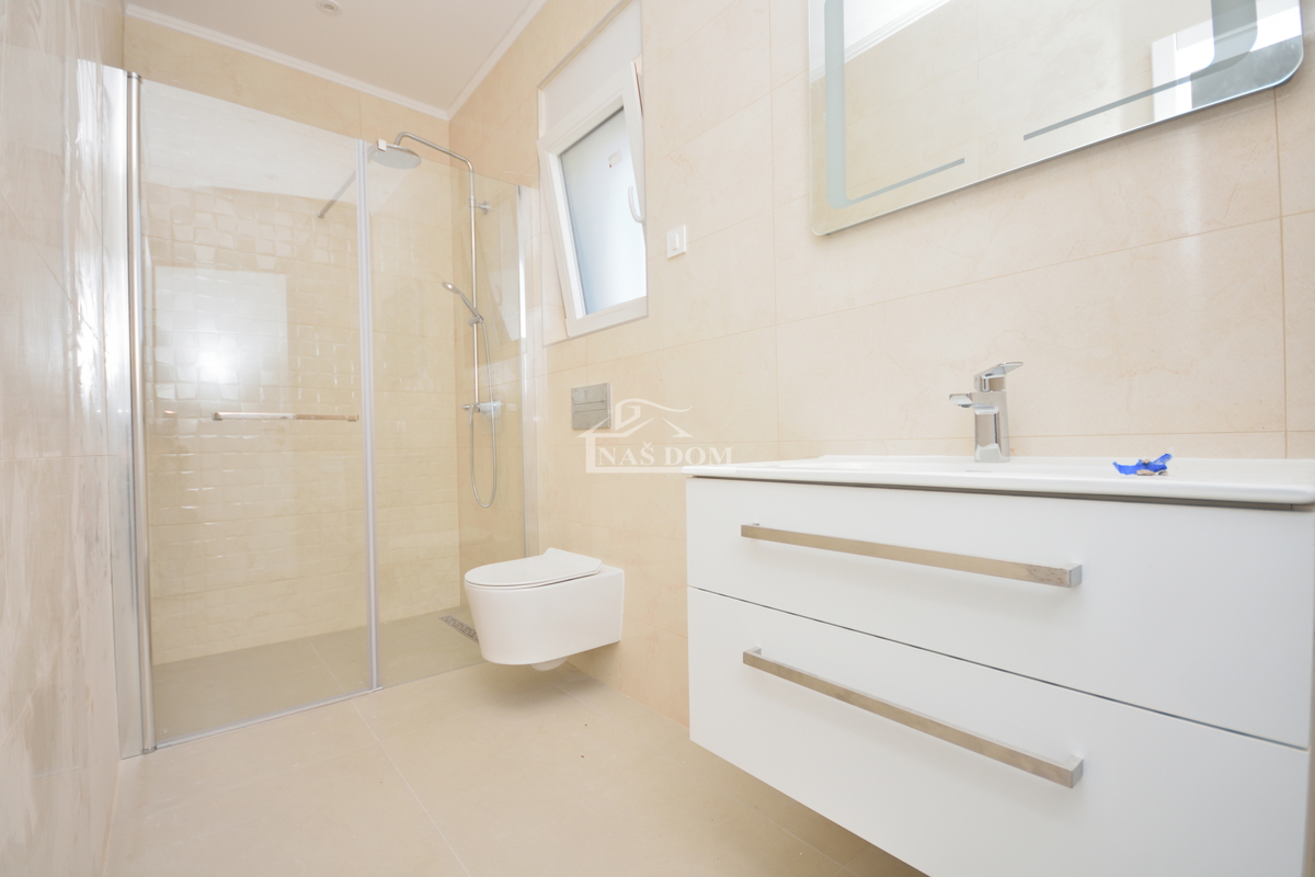 OPPORTUNITÀ: Doppia casa S2 a Vodice – posizione tranquilla, vicinanza a tutti i servizi