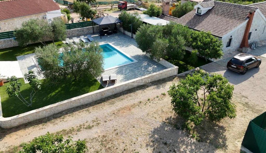 Vodice - Casa con piscina, uliveto nell&apos;entroterra di Vodice