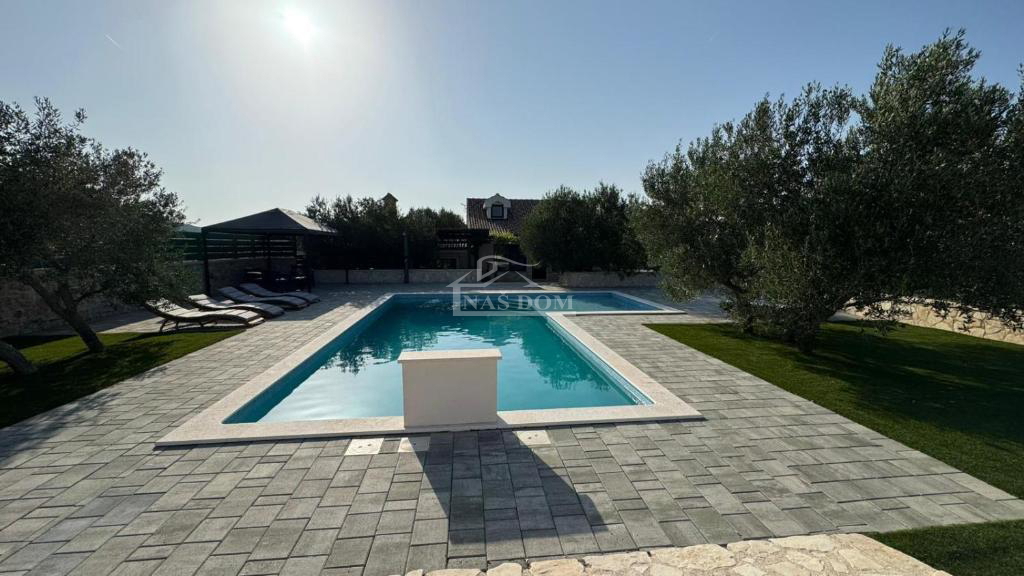 Vodice - Casa con piscina e uliveto nell'entroterra di Vodice