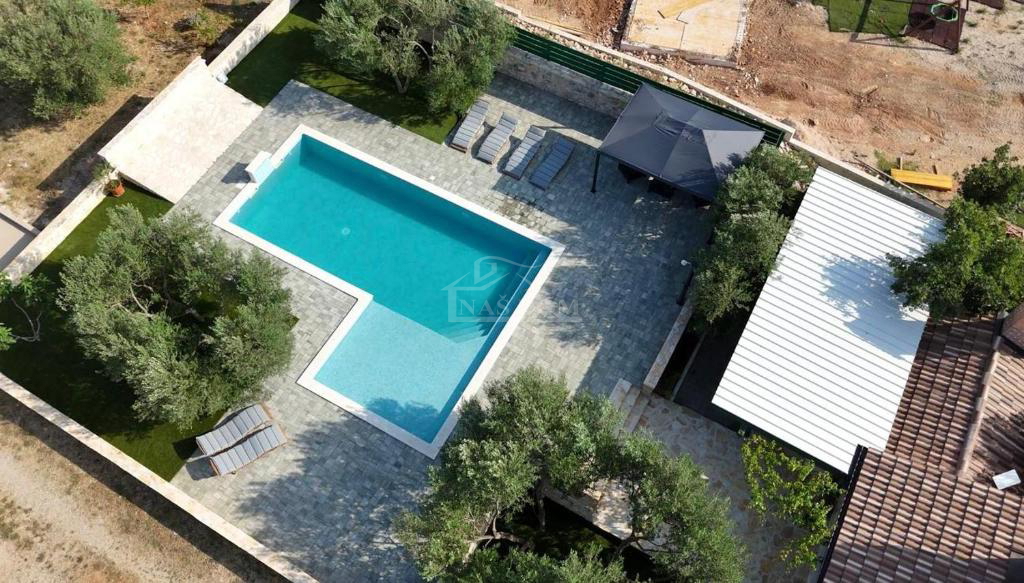 Vodice - Casa con piscina, uliveto nell&apos;entroterra di Vodice
