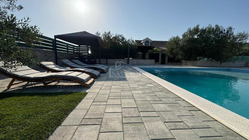 Vodice - Casa con piscina, uliveto nell&apos;entroterra di Vodice
