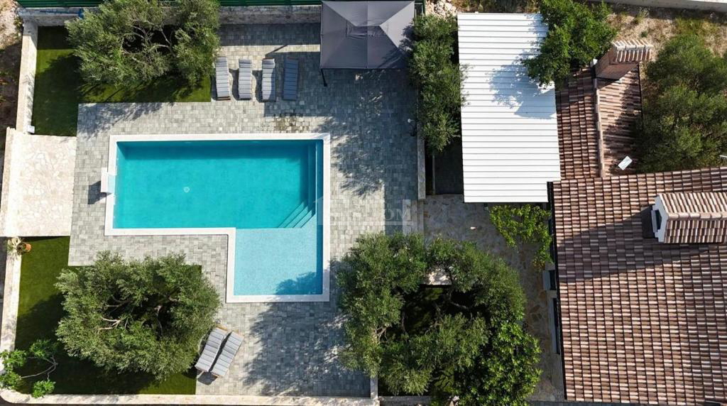 Vodice - Casa con piscina, uliveto nell&apos;entroterra di Vodice