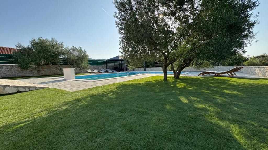 Vodice - Casa con piscina, uliveto nell&apos;entroterra di Vodice