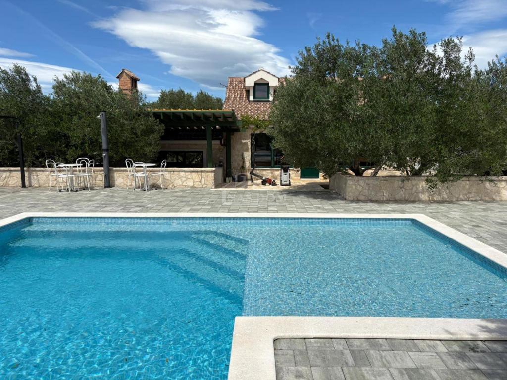 Vodice - Casa con piscina, uliveto nell&apos;entroterra di Vodice