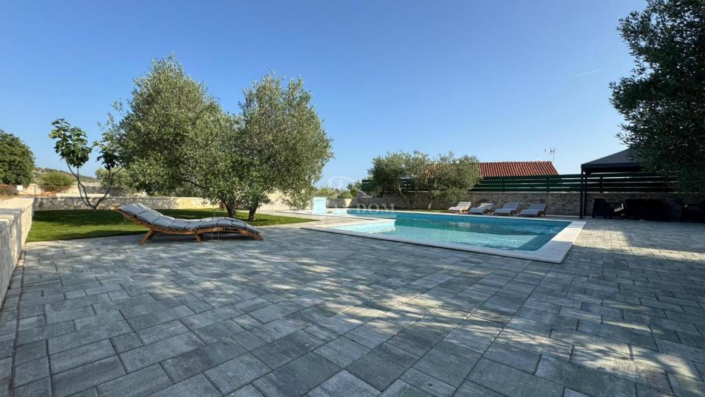 Vodice - Casa con piscina e uliveto nell'entroterra di Vodice
