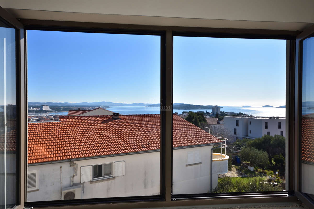 Vodice - Appartamento confortevole S5 con tre camere da letto, vista mare, primo piano
