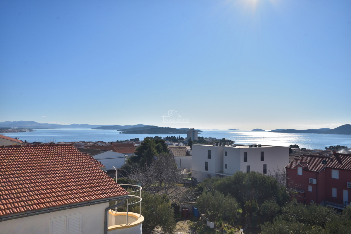 Vodice - Appartamento confortevole S5 con tre camere da letto, vista mare, primo piano
