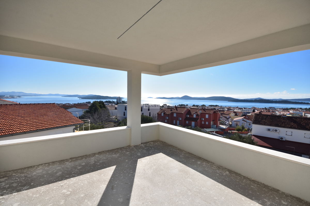 Vodice - Appartamento confortevole S5 con tre camere da letto, vista mare, primo piano