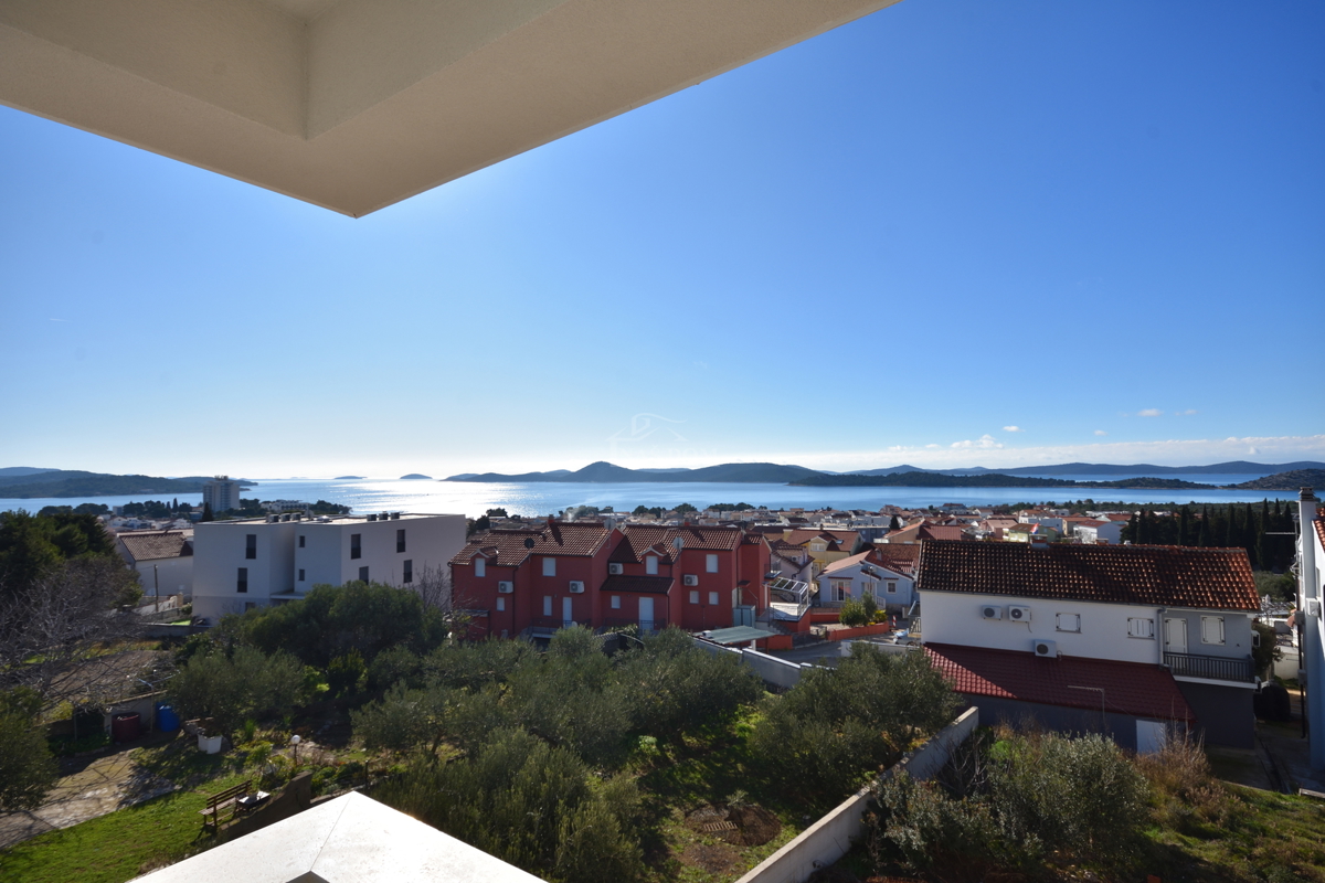Vodice - Appartamento confortevole S5 con tre camere da letto, vista mare, primo piano