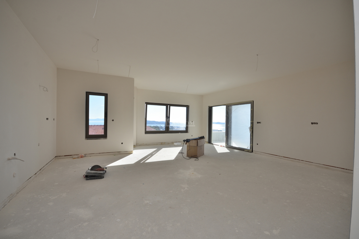 Vodice - Appartamento confortevole S5 con tre camere da letto, vista mare, primo piano