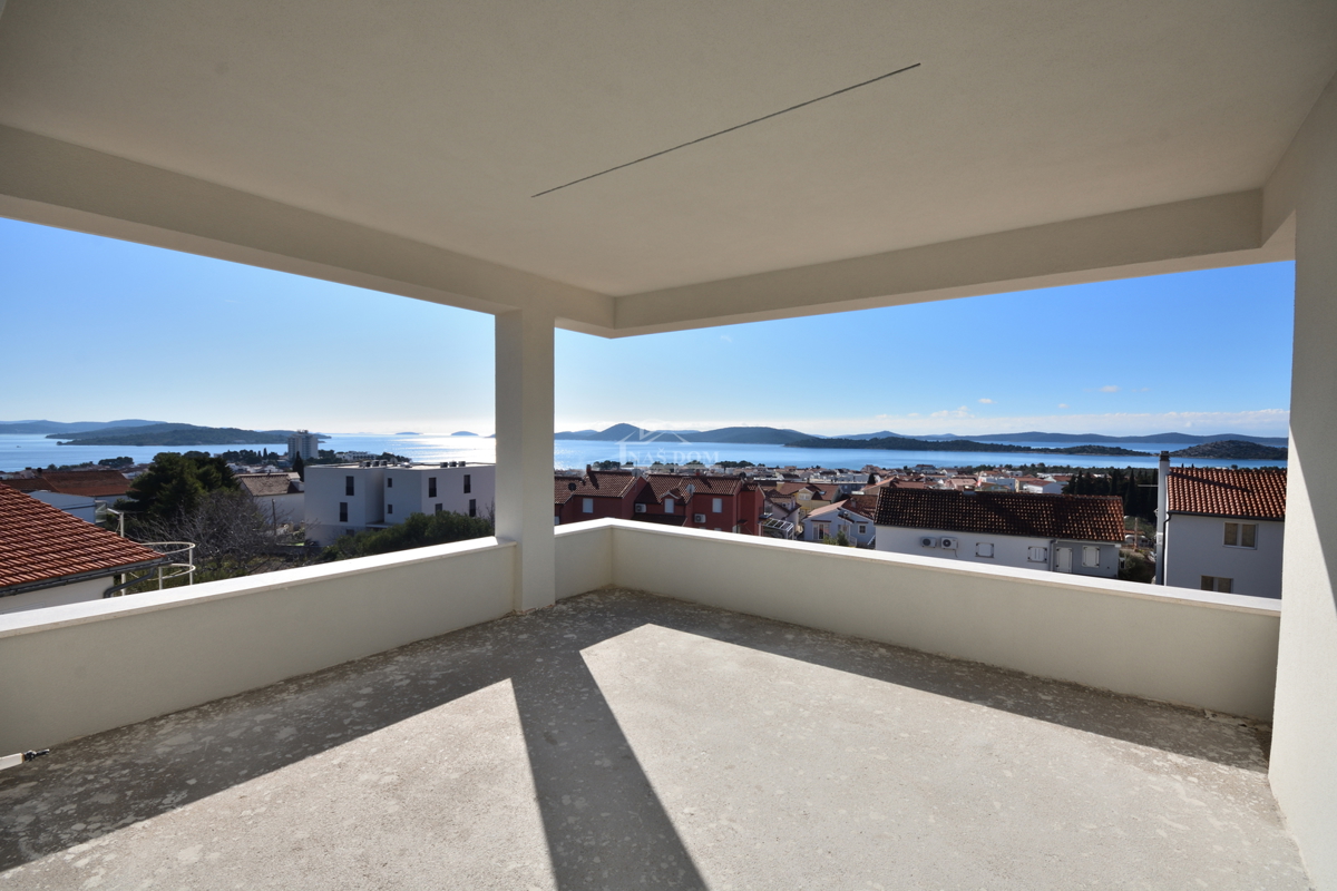 Vodice - Appartamento confortevole S5 con tre camere da letto, vista mare, primo piano