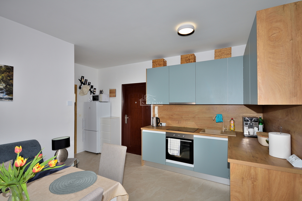 Vodice - appartamento arredato con due camere al piano rialzato, a 600 m dalla spiaggia