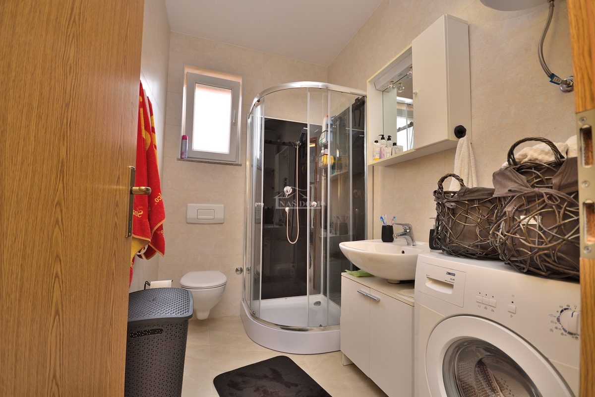 Vodice - appartamento arredato con due camere al piano rialzato, a 600 m dalla spiaggia