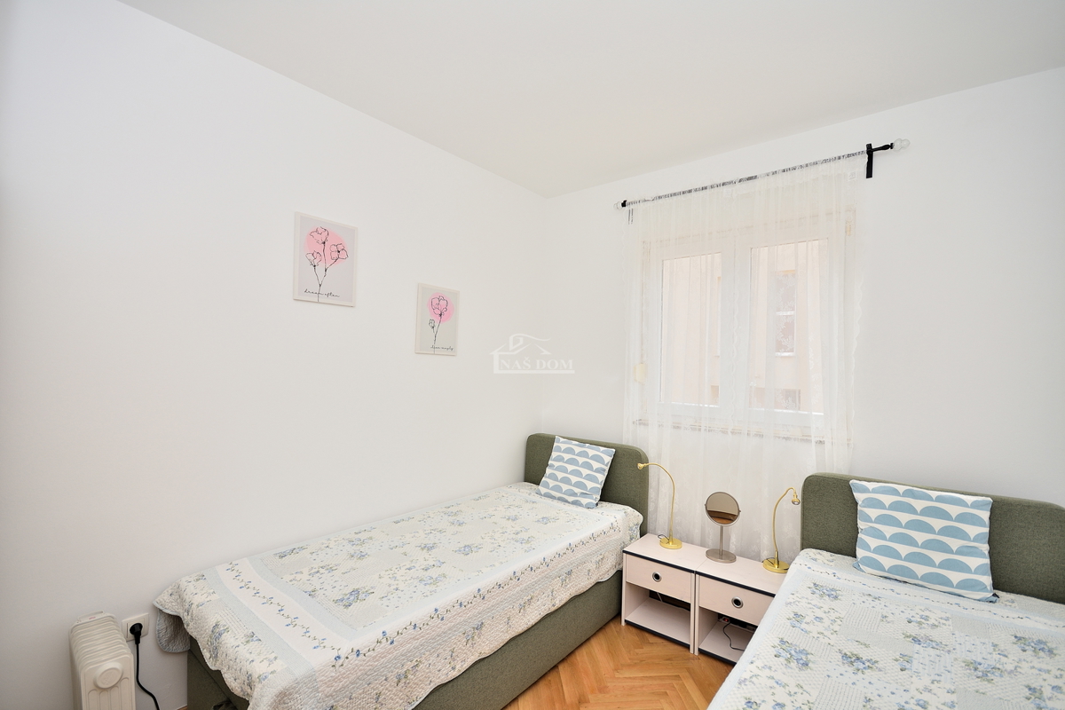 Vodice - appartamento arredato con due camere al piano rialzato, a 600 m dalla spiaggia