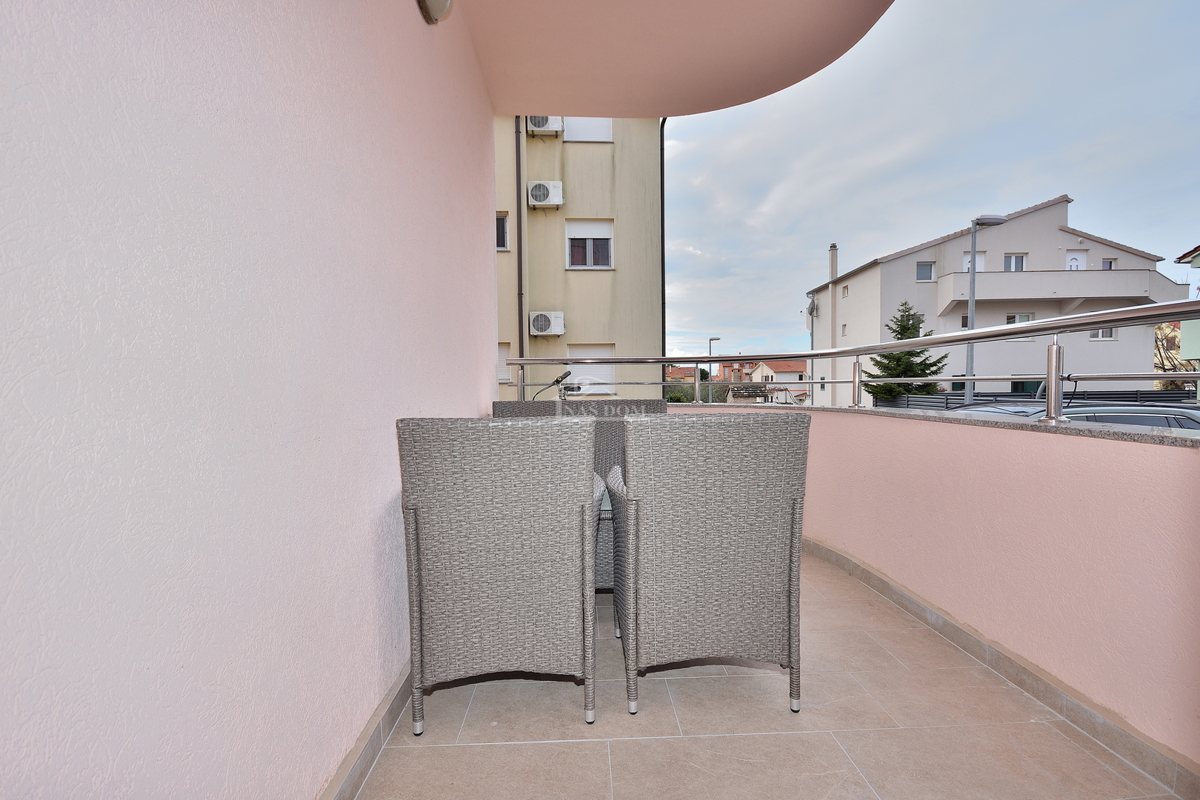 Vodice - appartamento arredato con due camere al piano rialzato, a 600 m dalla spiaggia