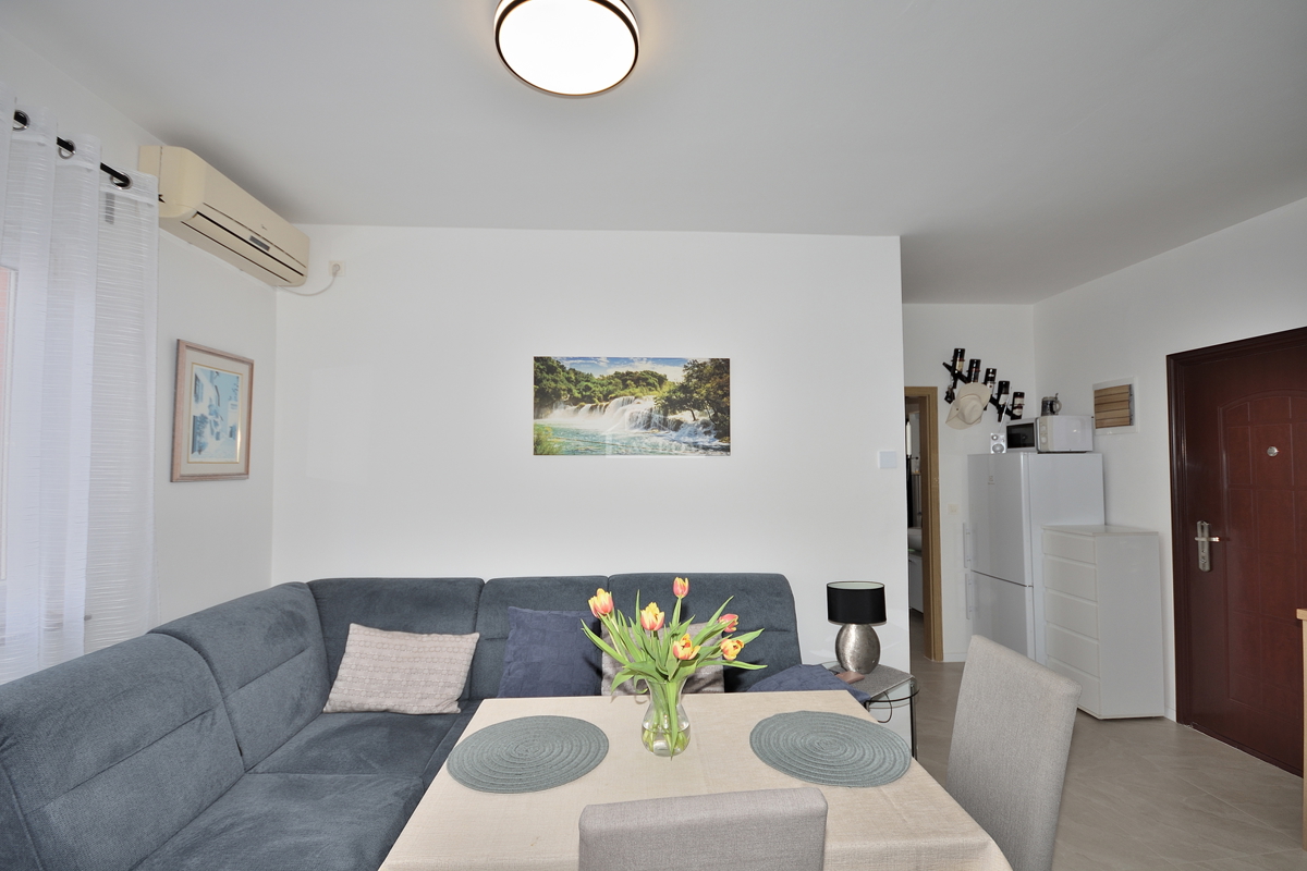 Vodice - appartamento arredato con due camere al piano rialzato, a 600 m dalla spiaggia