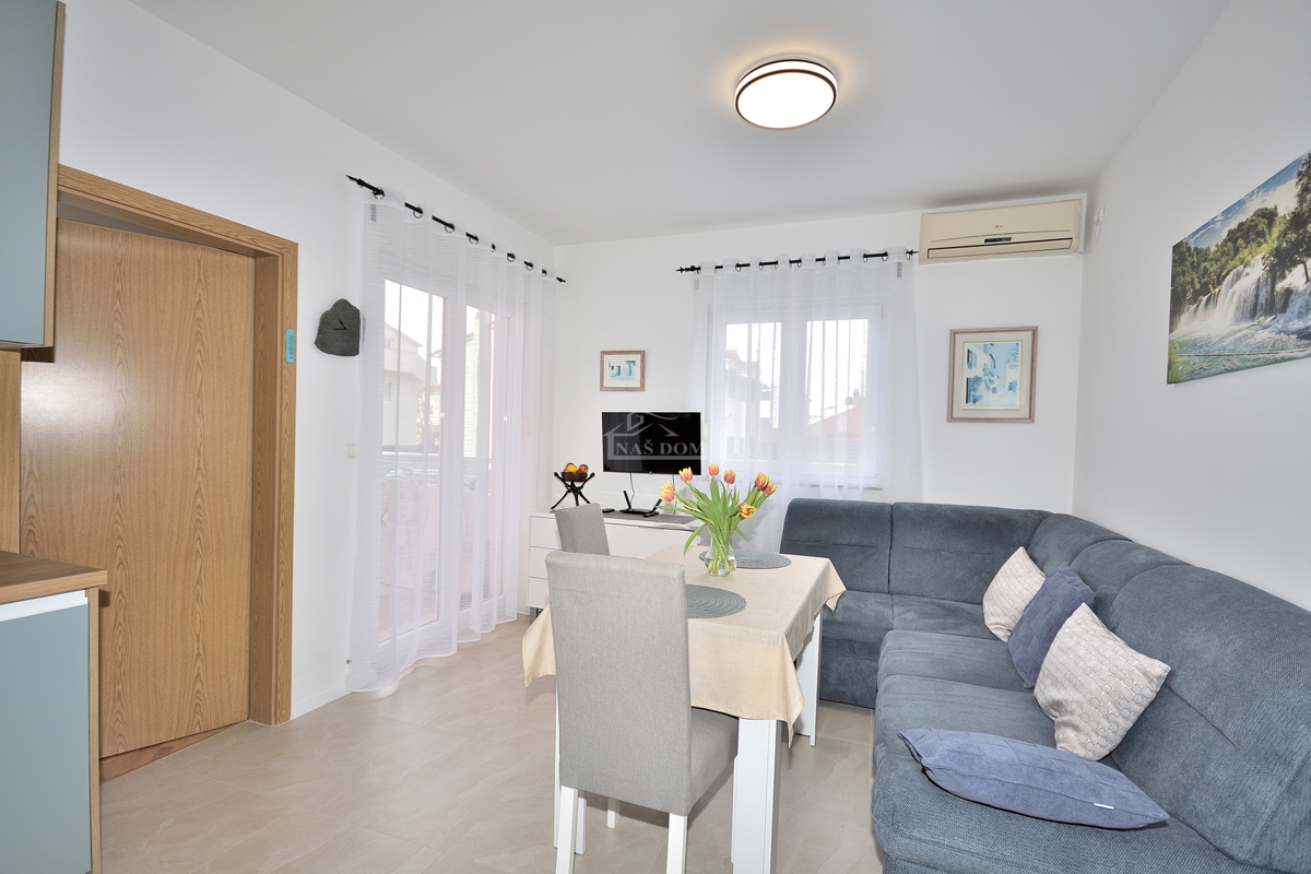 Vodice - appartamento arredato con due camere al piano rialzato, a 600 m dalla spiaggia