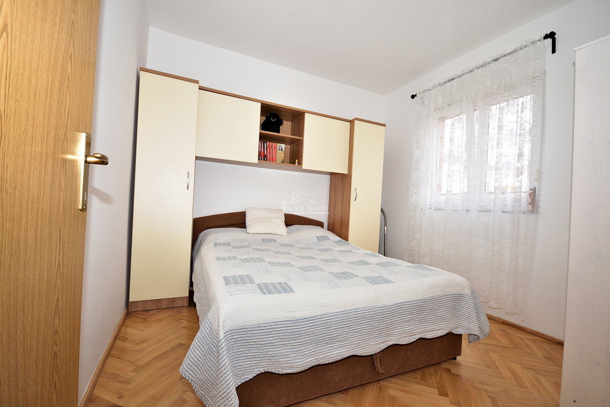 Vodice - appartamento arredato con due camere al piano rialzato, a 600 m dalla spiaggia