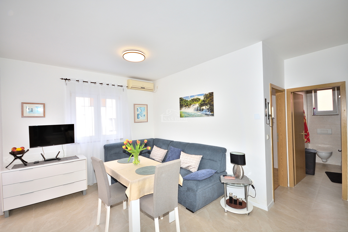 Vodice - appartamento arredato con due camere al piano rialzato, a 600 m dalla spiaggia