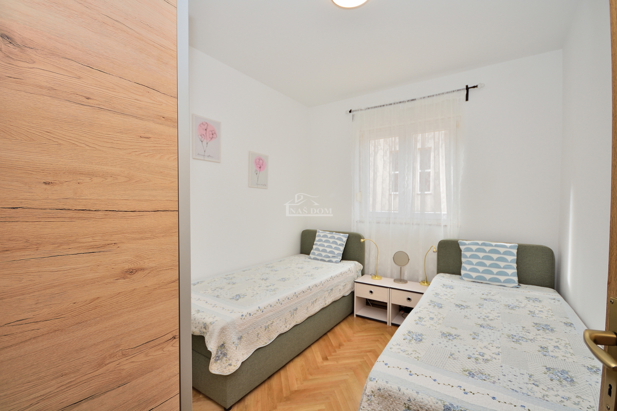 Vodice - appartamento arredato con due camere al piano rialzato, a 600 m dalla spiaggia