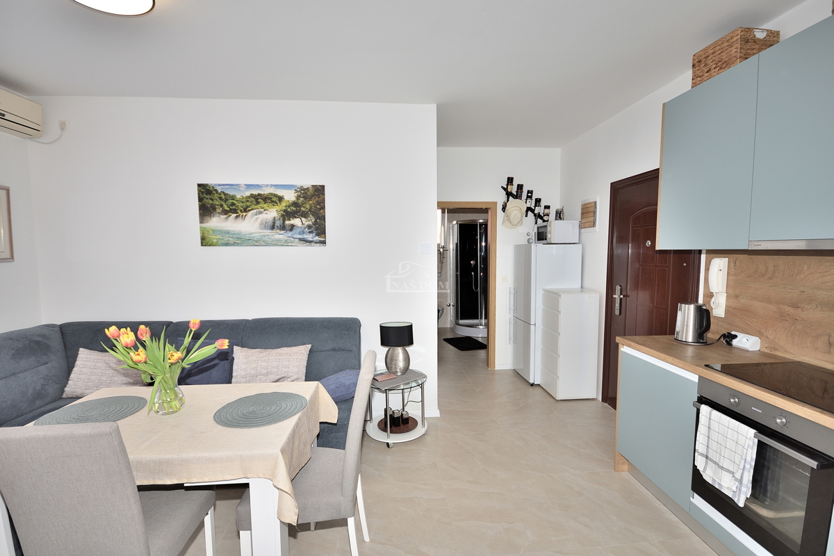 Vodice - appartamento arredato con due camere al piano rialzato, a 600 m dalla spiaggia