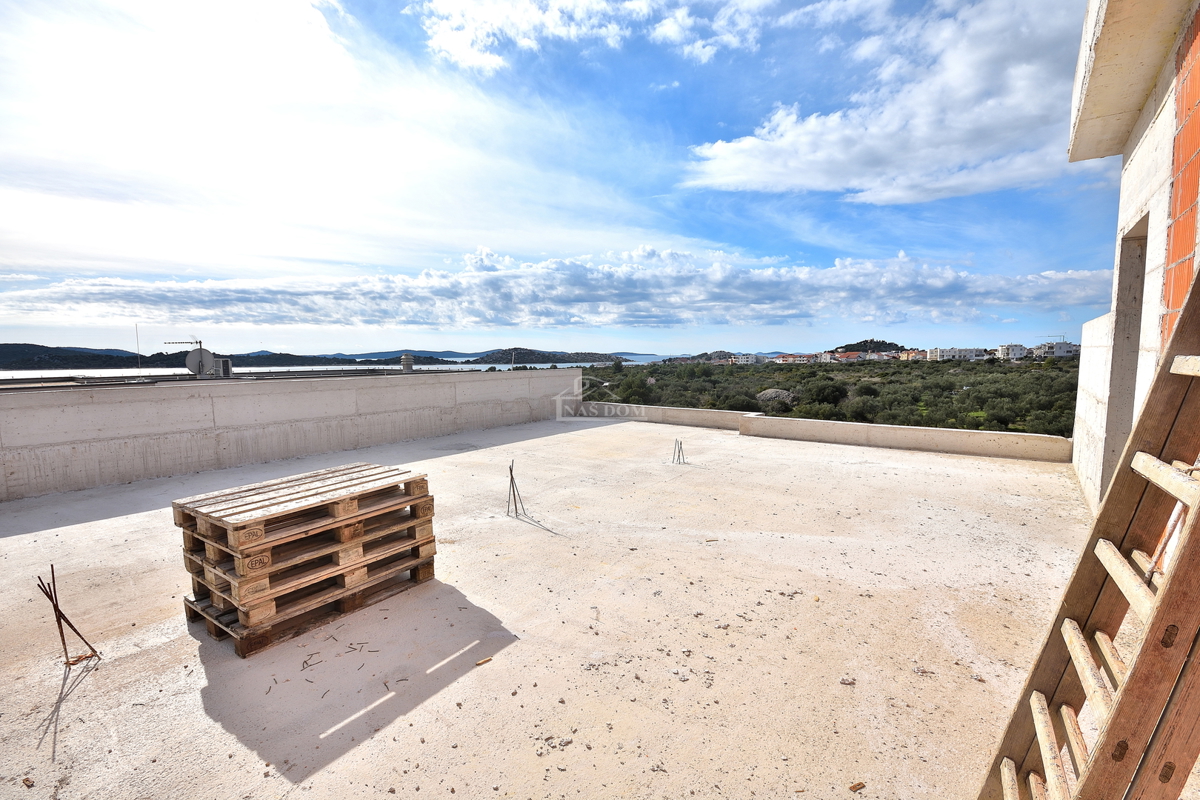 Vodice - Appartamento S4 con terrazza sul tetto, vista mare