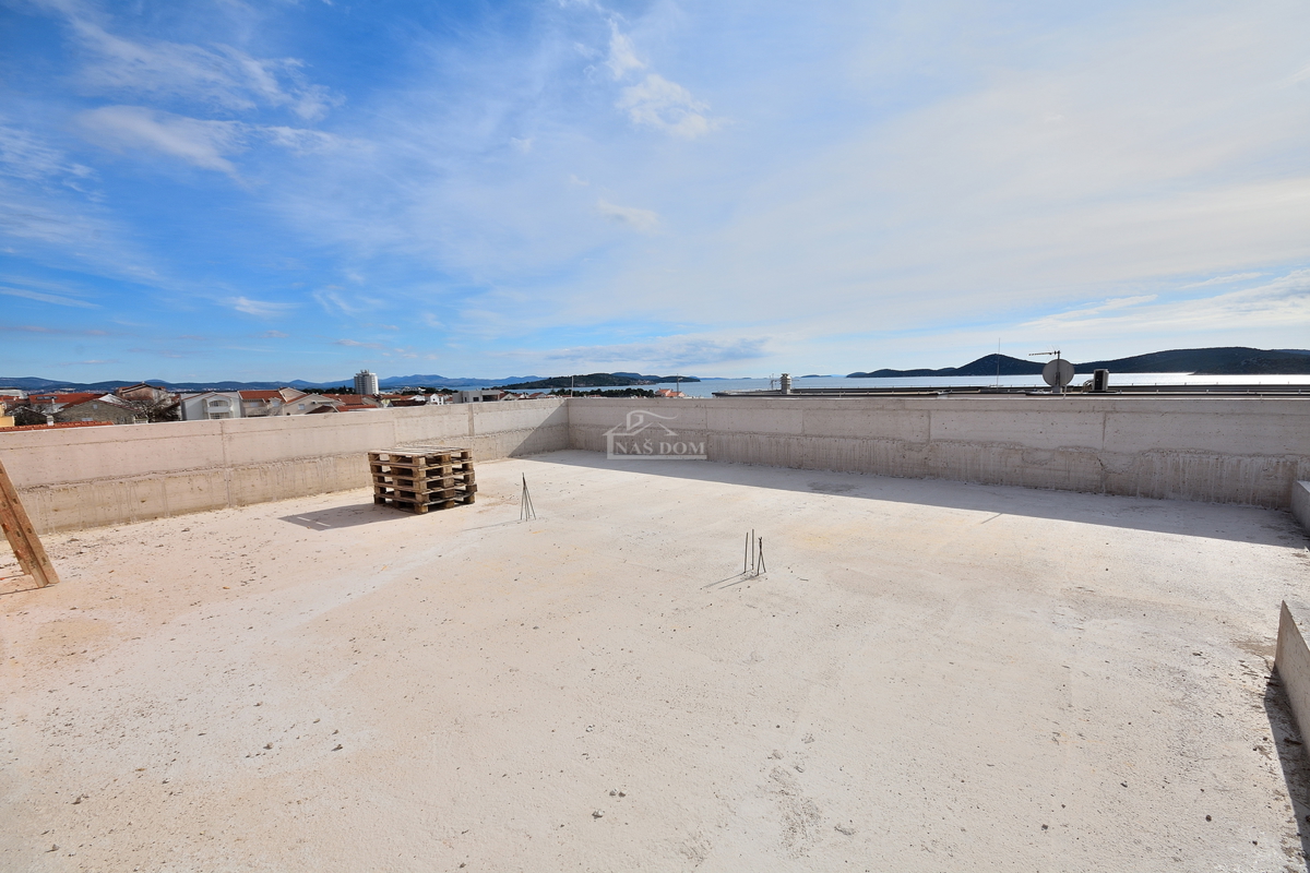 Vodice - Appartamento S4 con terrazza sul tetto, vista mare