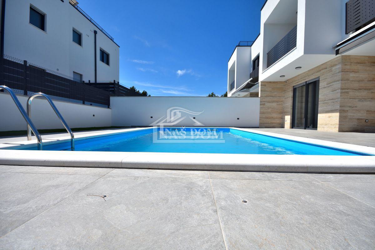 Vodice - NUOVA COSTRUZIONE casa bifamiliare D con piscina
