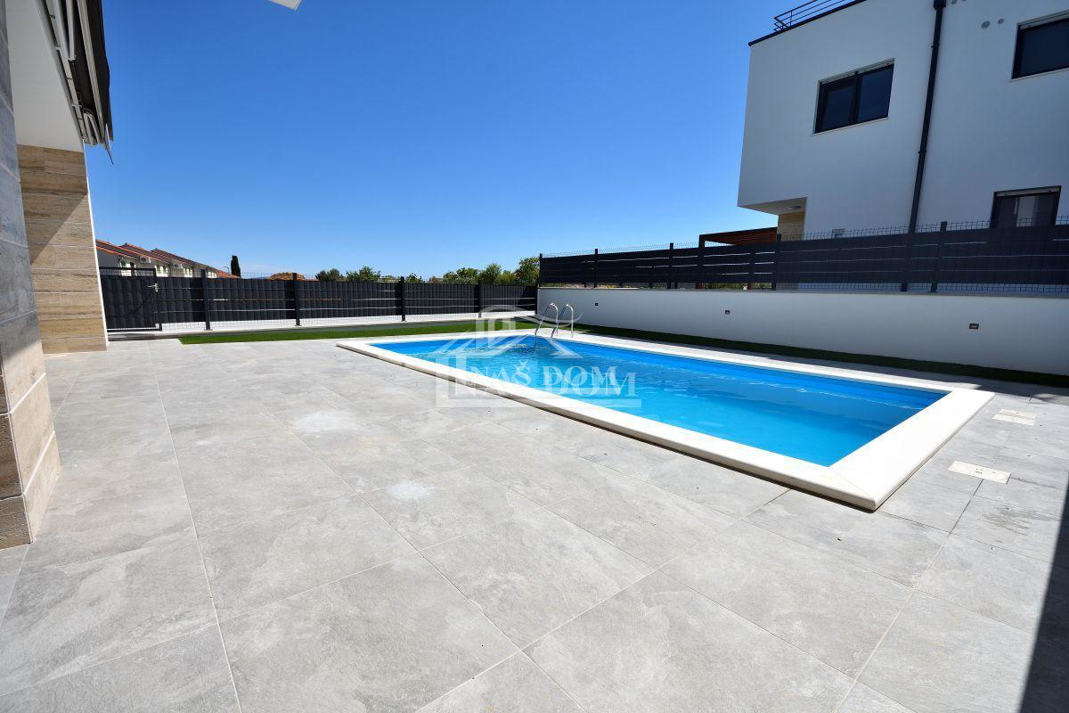Vodice - NUOVA COSTRUZIONE casa bifamiliare D con piscina