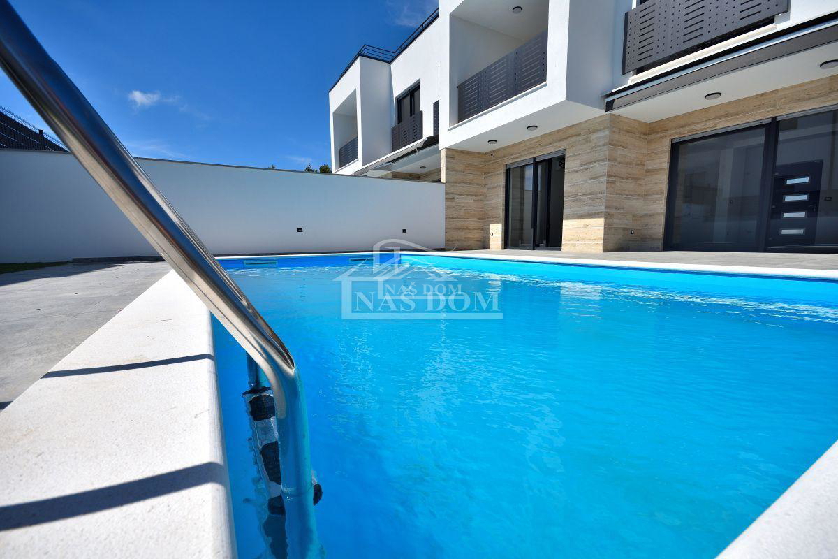 Vodice - NUOVA COSTRUZIONE casa bifamiliare D con piscina