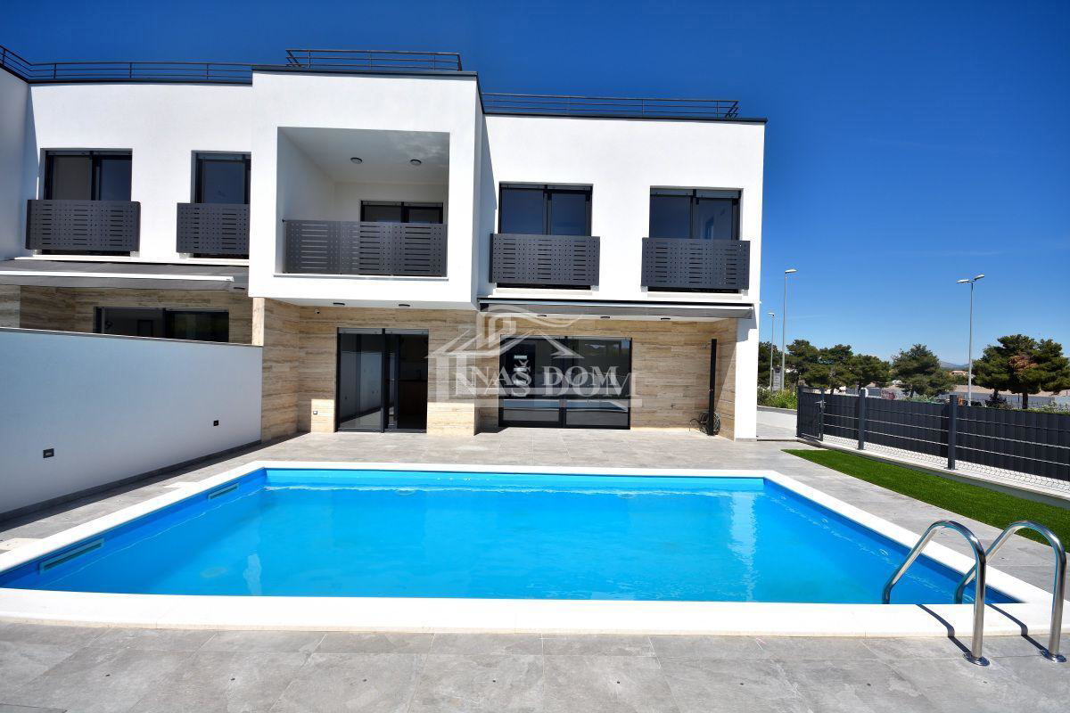 Vodice - NUOVA COSTRUZIONE casa bifamiliare D con piscina