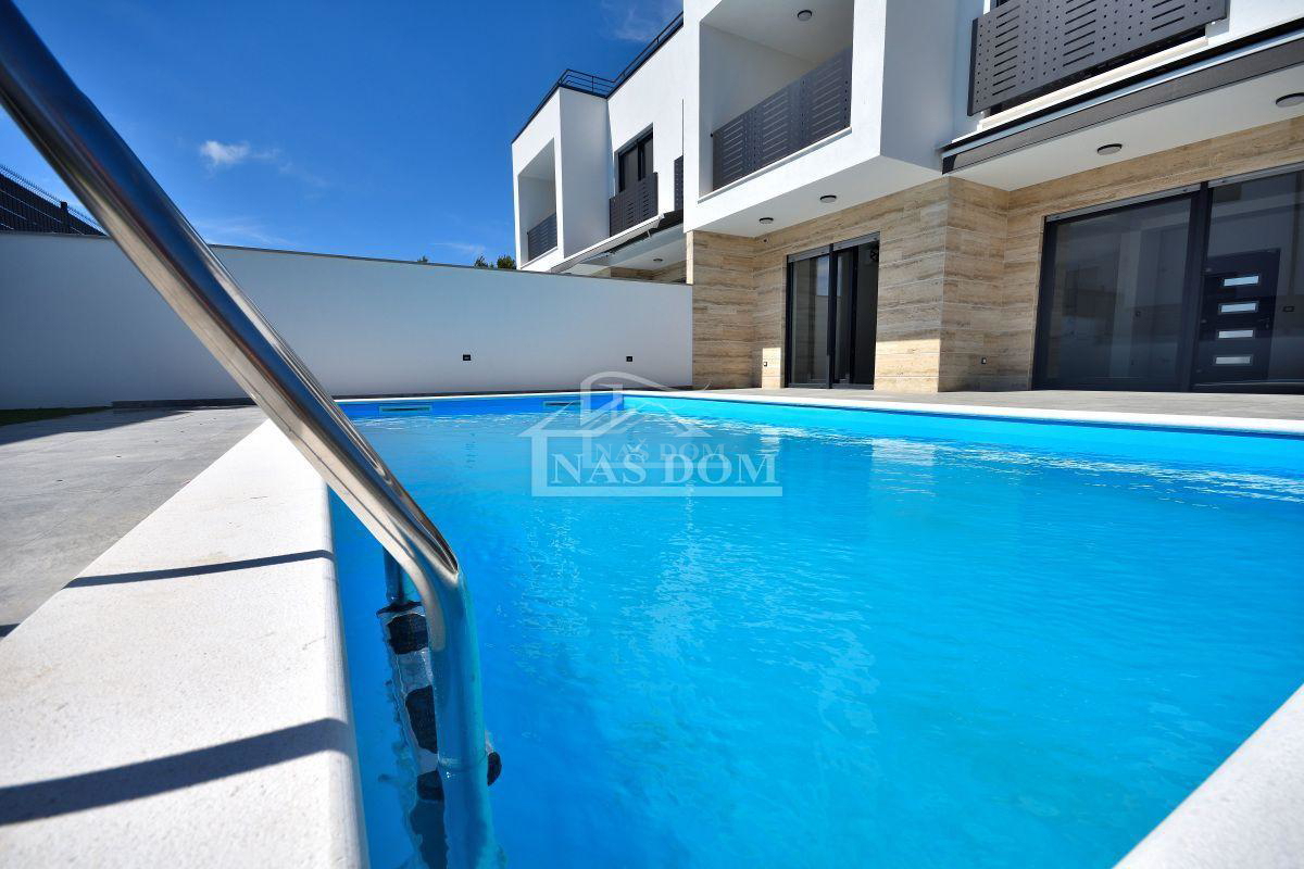 Vodice - NUOVA COSTRUZIONE casa bifamiliare D con piscina