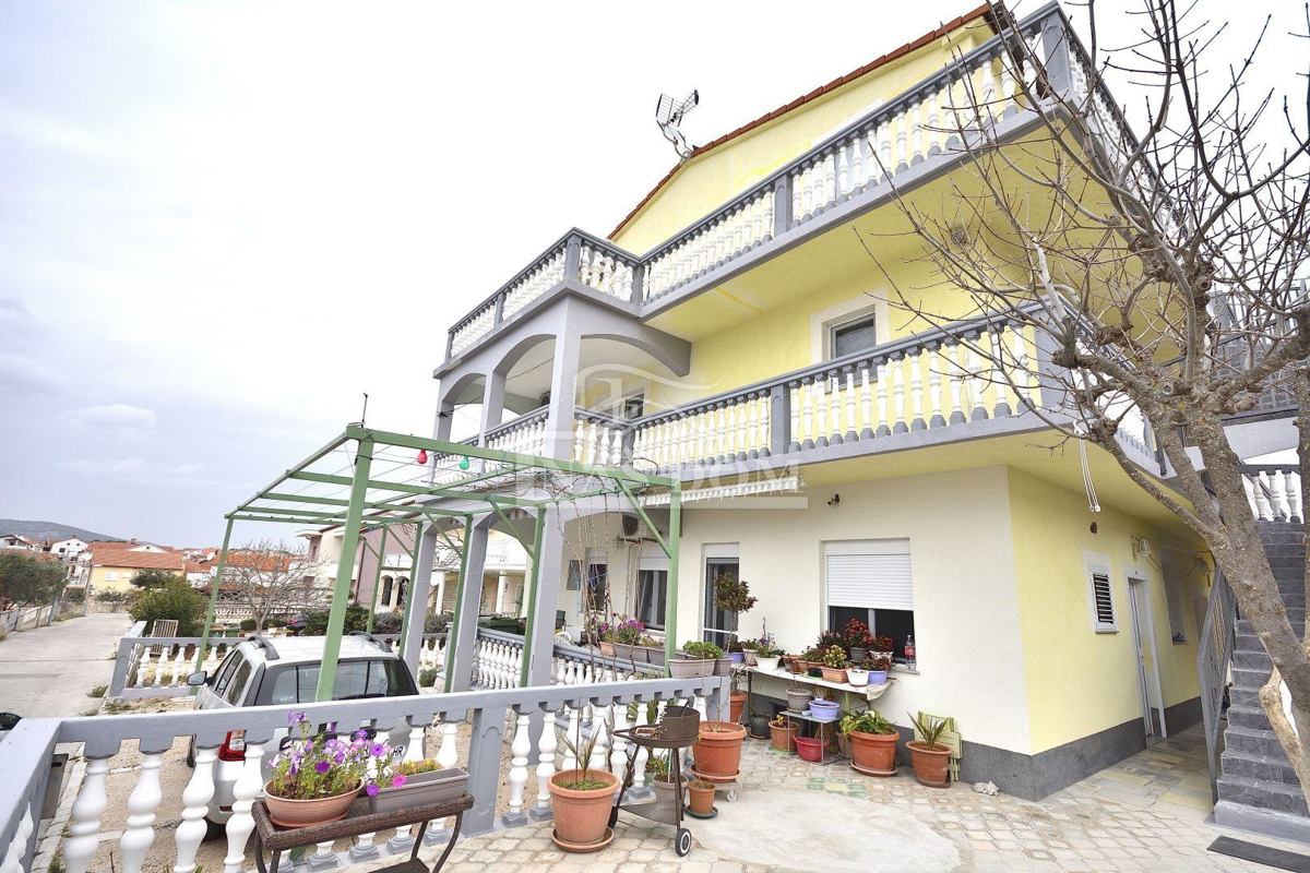 Vodice - Villa a due piani con 6 appartamenti, 373,15m2, 800 m dalla spiaggia Hangar