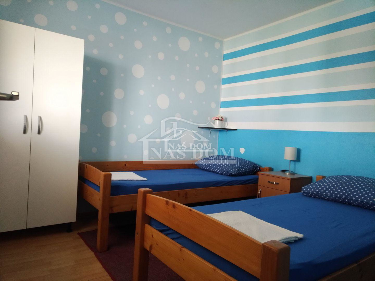Vodice - Villa a due piani con 6 appartamenti, 373,15m2, 800 m dalla spiaggia Hangar