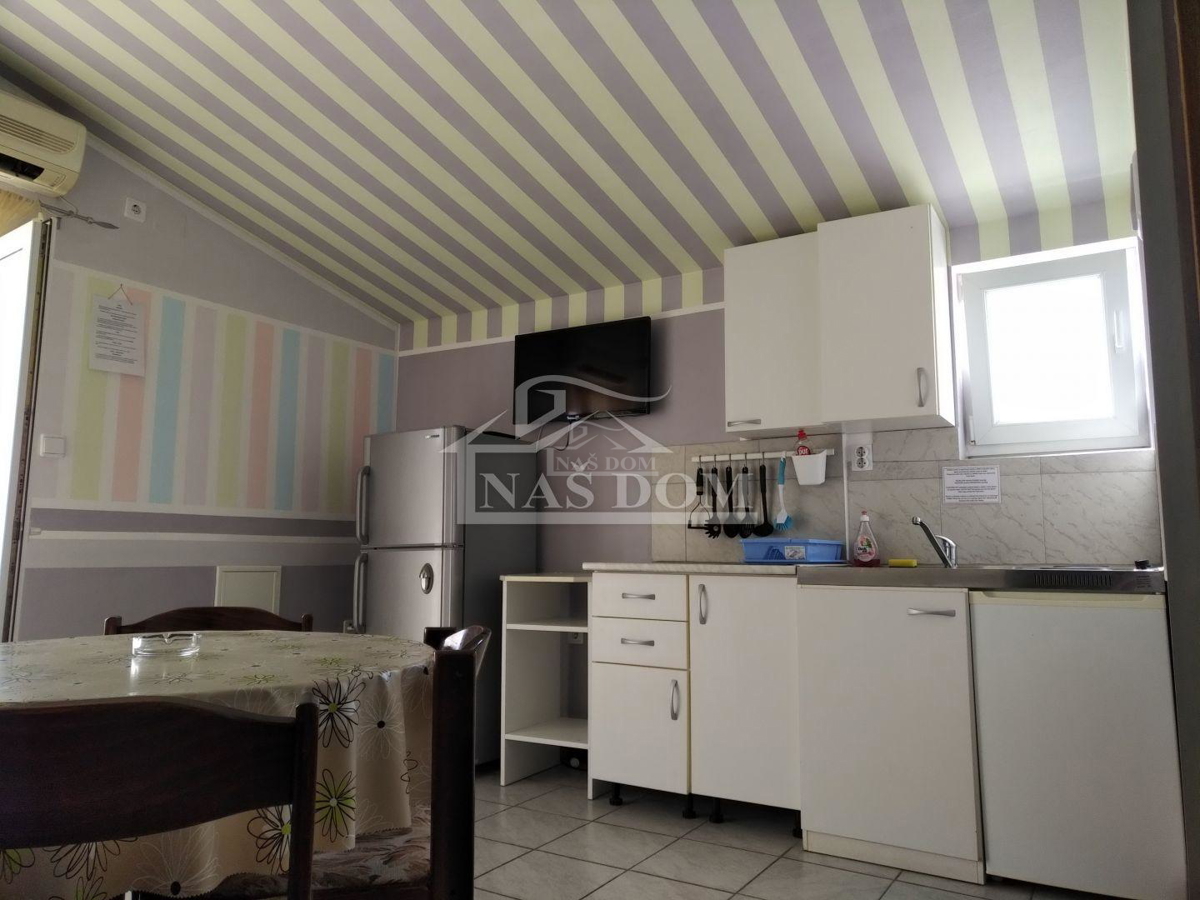 Vodice - Villa a due piani con 6 appartamenti, 373,15m2, 800 m dalla spiaggia Hangar