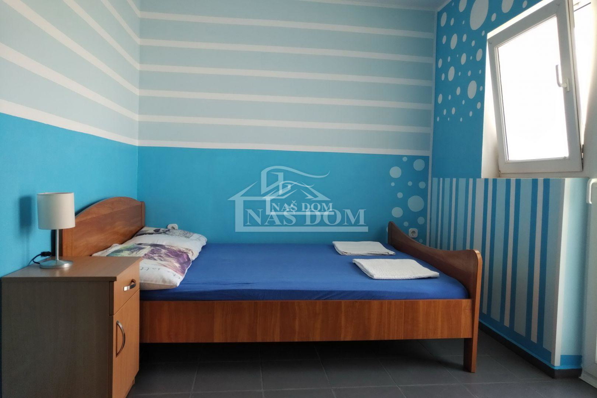 Vodice - Villa a due piani con 6 appartamenti, 373,15m2, 800 m dalla spiaggia Hangar