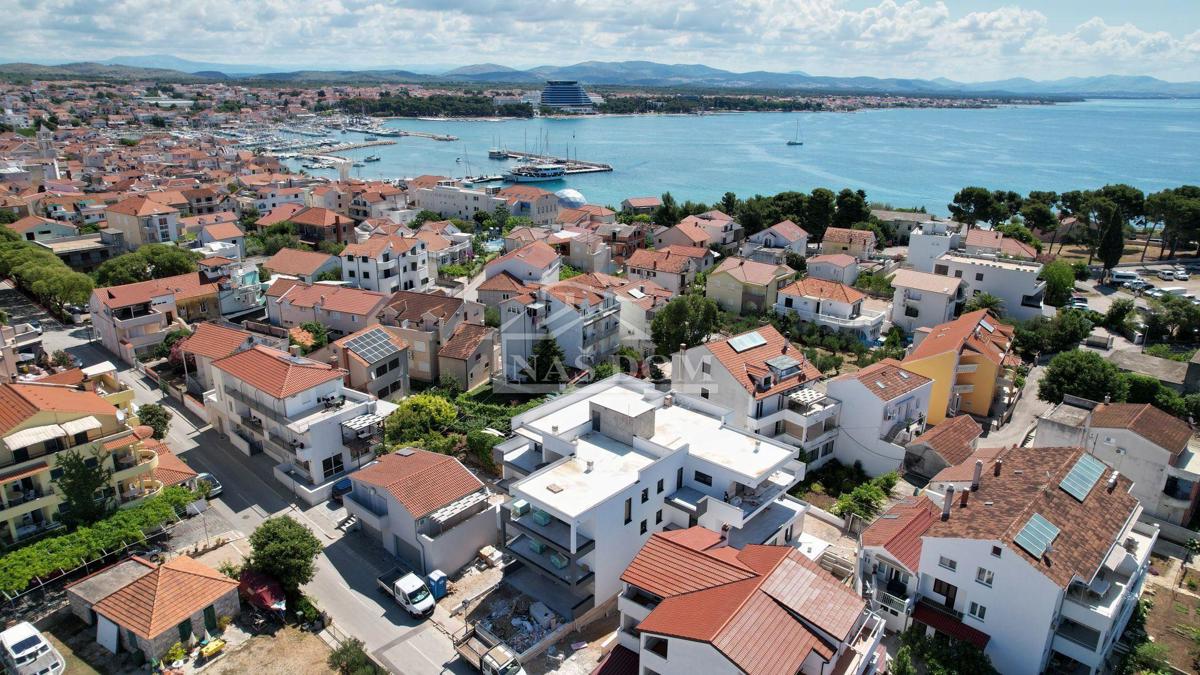 Lusso appartamento A8 con terrazza sul tetto, a 50m dalla spiaggia