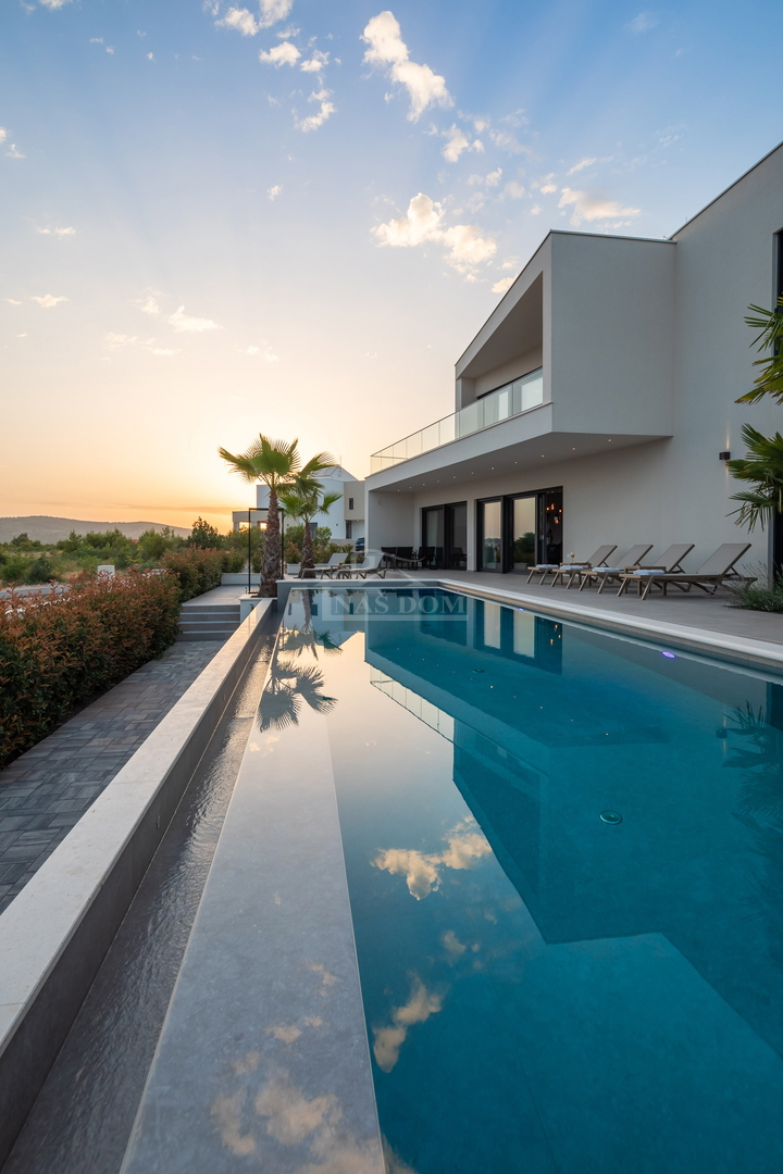 Vodice - moderna villa con piscina, vista mare
