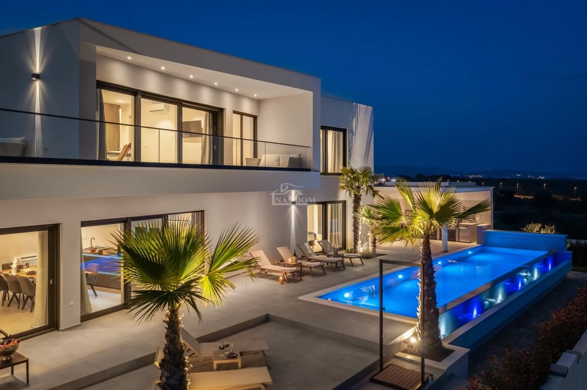 Vodice - moderna villa con piscina, vista mare