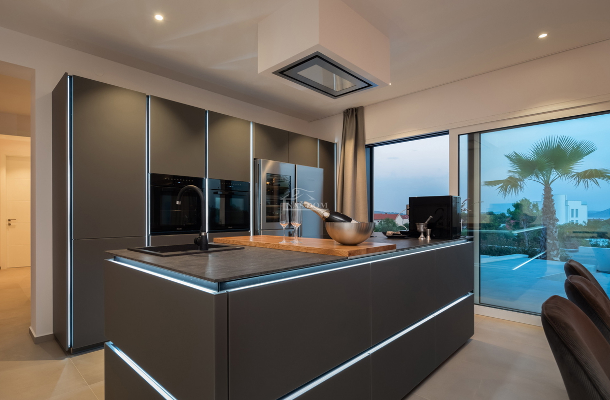 Vodice - moderna villa con piscina, vista mare