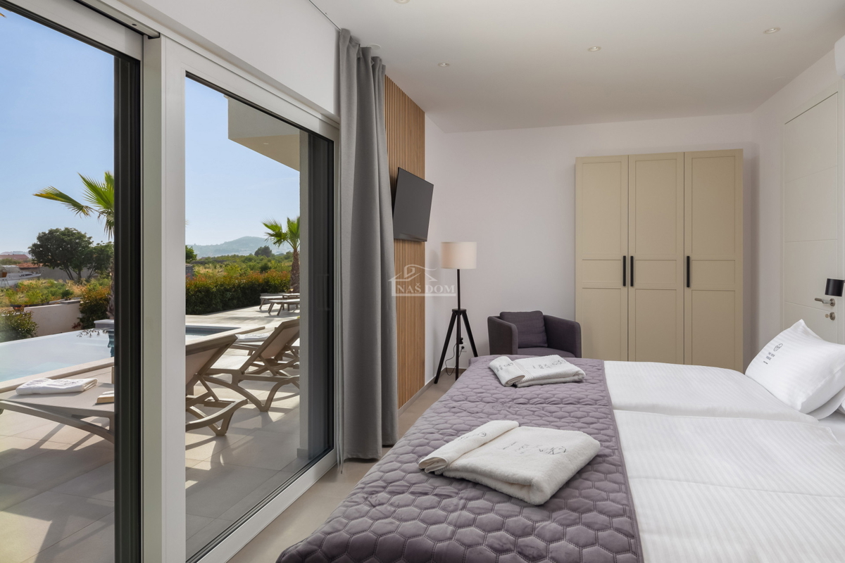 Vodice - moderna villa con piscina, vista mare