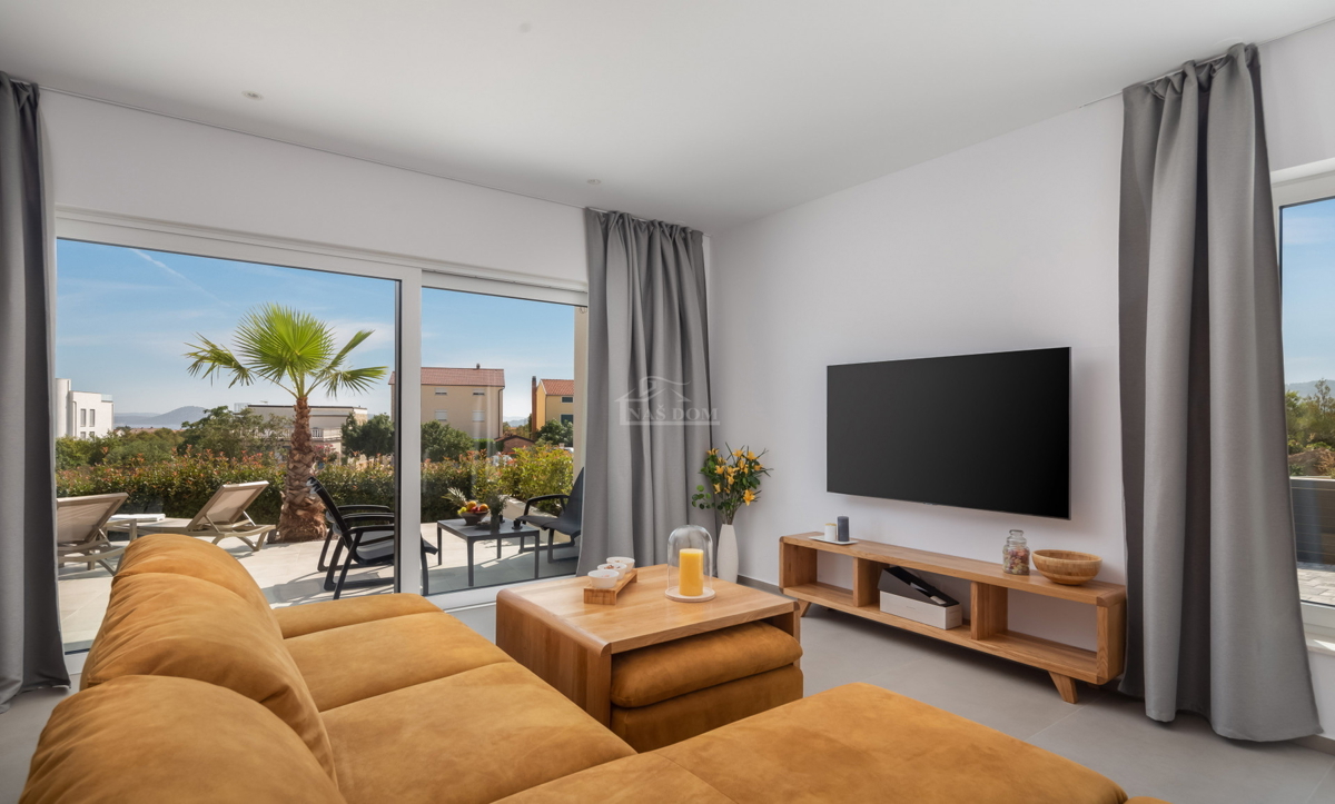 Vodice - moderna villa con piscina, vista mare