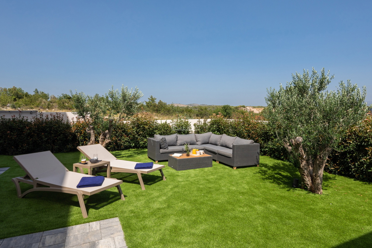 Vodice - moderna villa con piscina, vista mare