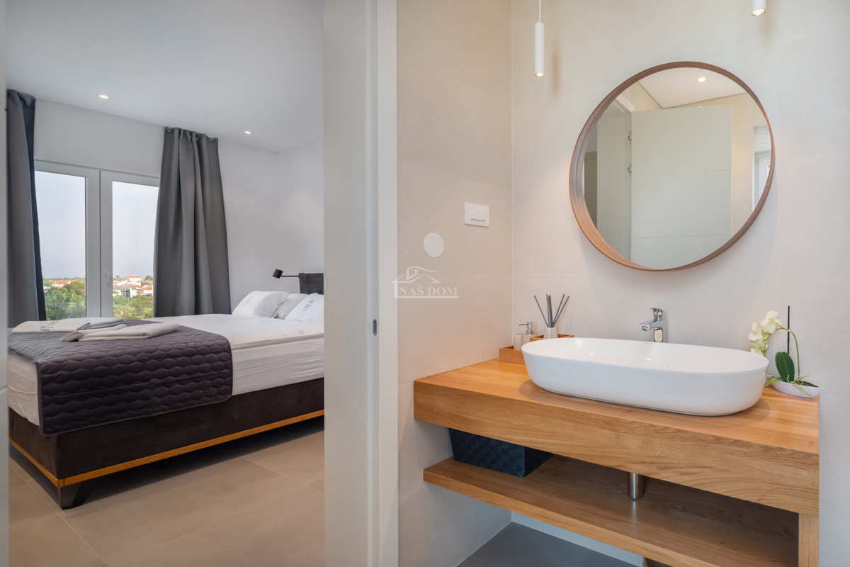 Vodice - moderna villa con piscina, vista mare