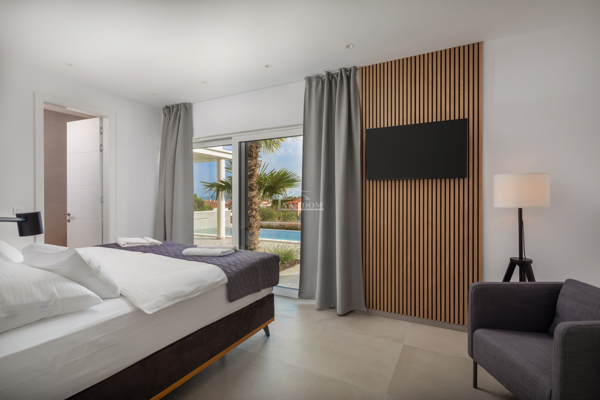 Vodice - moderna villa con piscina, vista mare