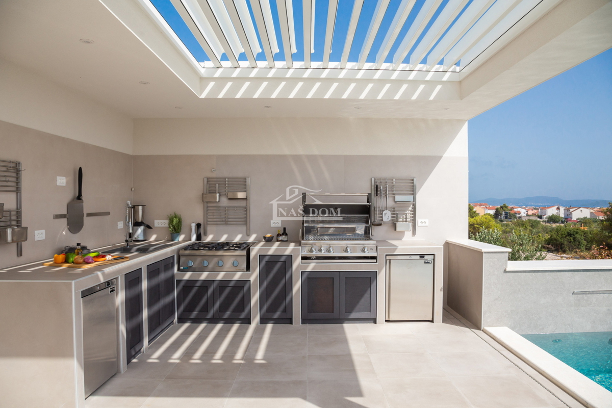 Vodice - moderna villa con piscina, vista mare