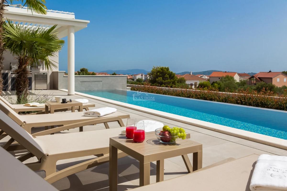 Vodice - moderna villa con piscina, vista mare